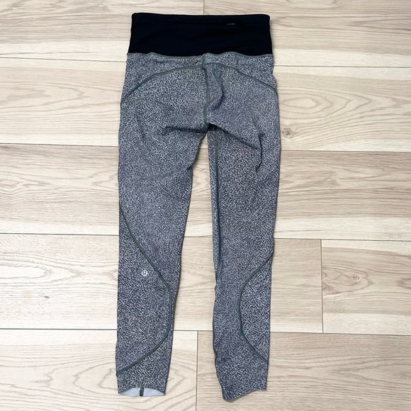 LIKE NEW Lululemon Women’s Run The Day 7/8 Tight Leggings (25") - Picture 1 of 7